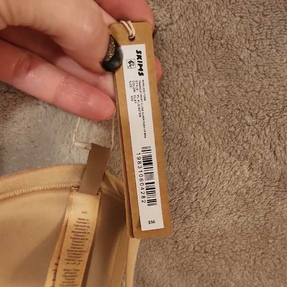 SKIMS Wireless Triangle Push-Up Bra - Clay - Picture 3 of 4